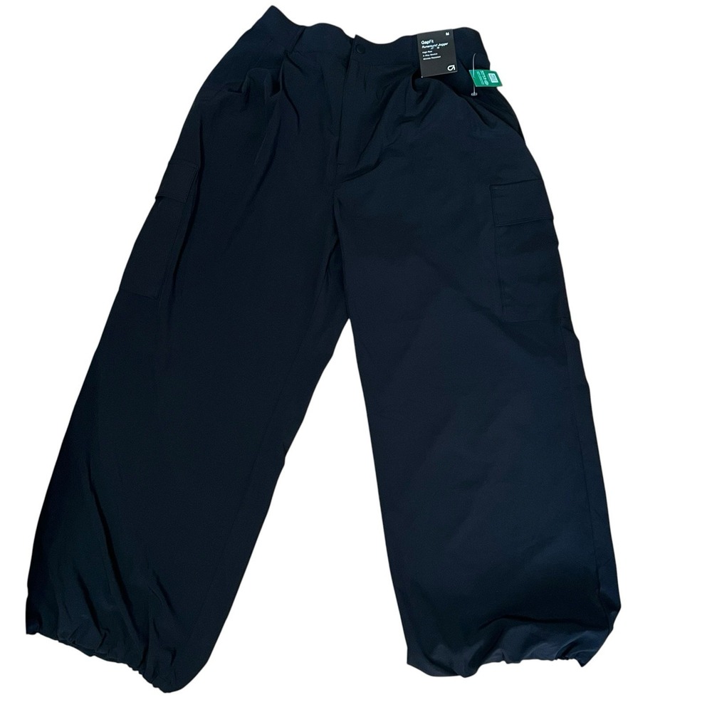 NWT Gap Fit High Rise Runaround Cargo Jogger Women's Medium Pleated True Black